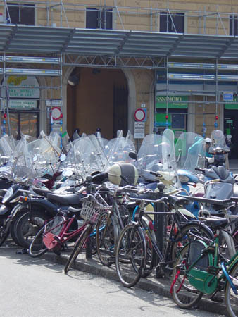 Bologna - Scutere si biciclete