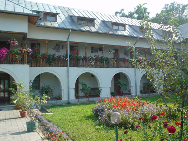 Manastiri Ramnicu Valcea - Manastirea dintr-un lemn