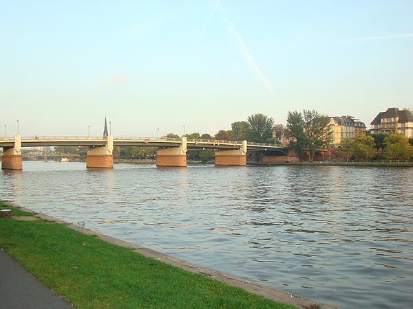 Frankfurt Pod pe raul Main