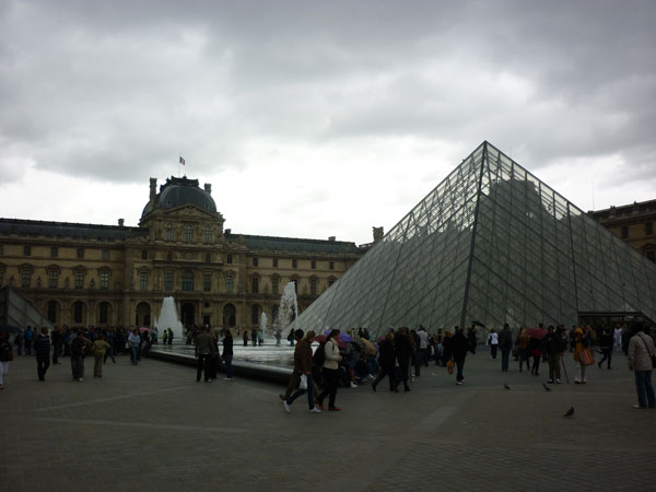 Muzeul Louvre Cele 2 piramide
