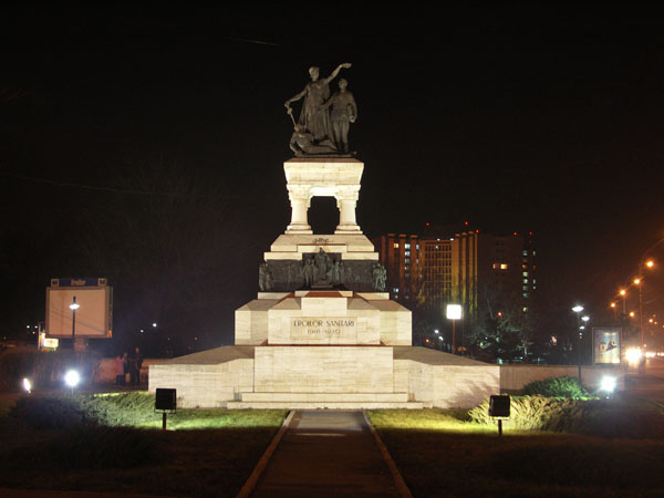 Bucuresti - Statuia eroilor sanitari