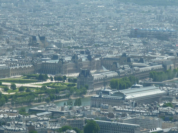 Muzeul Louvre vedere din varful Turnului Eiffel